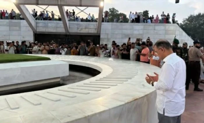 বাবা-মা'র কবর জিয়ারত করলেন প্রধানমন্ত্রী তারেক রহমান